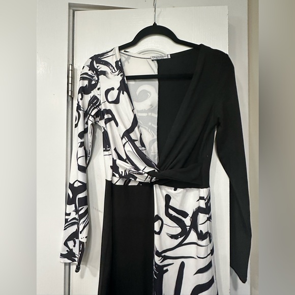 Glamaker jumpsuit. Black half/white half design - Picture 6 of 6